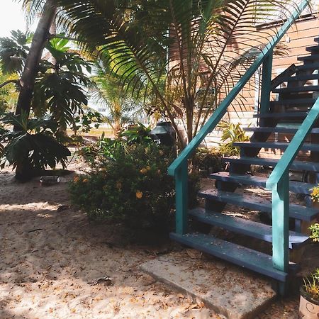 Anda Di Hows Hostel Placencia エクステリア 写真