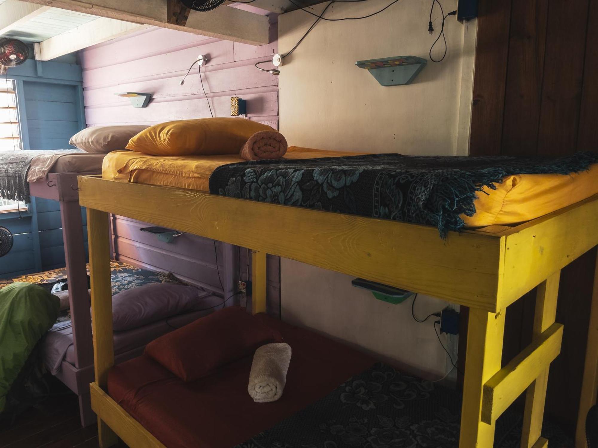 Anda Di Hows Hostel Placencia エクステリア 写真