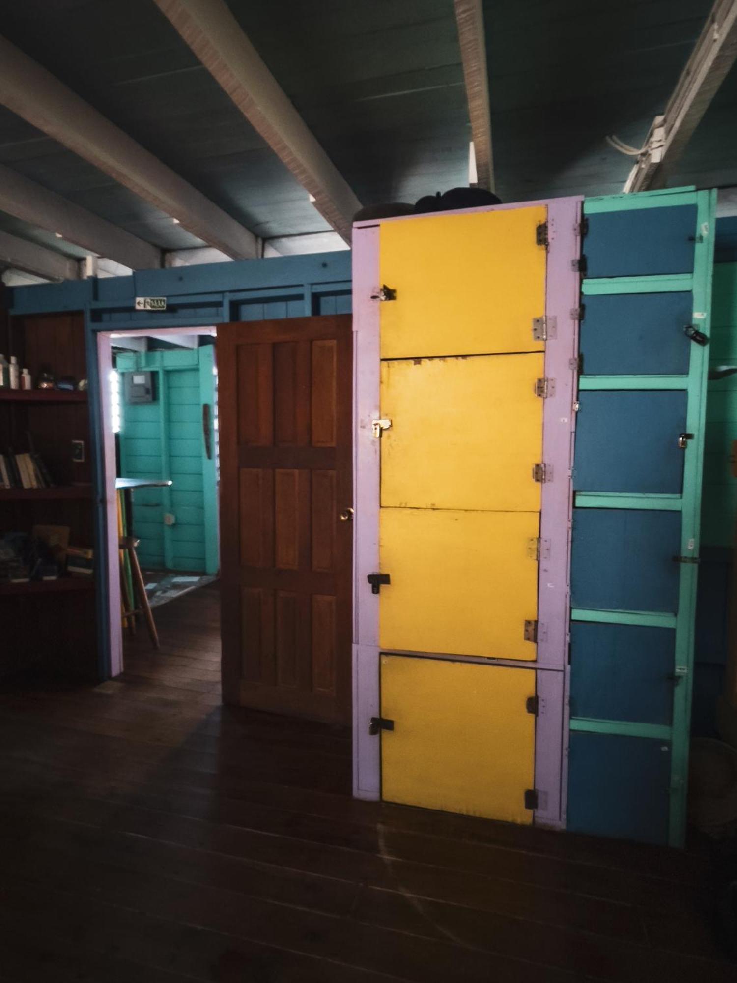Anda Di Hows Hostel Placencia エクステリア 写真