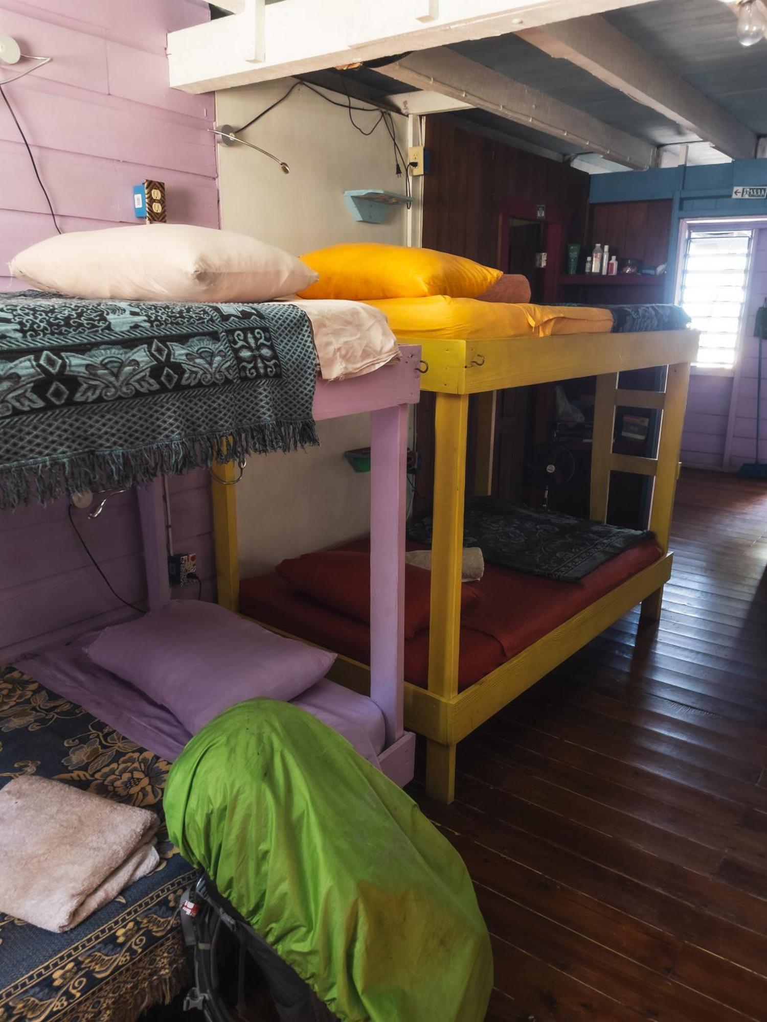 Anda Di Hows Hostel Placencia エクステリア 写真