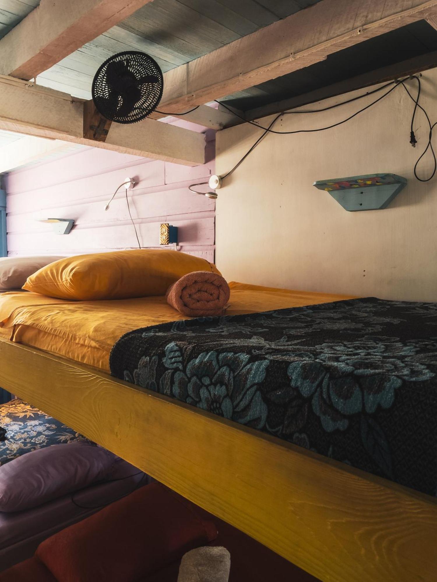 Anda Di Hows Hostel Placencia エクステリア 写真