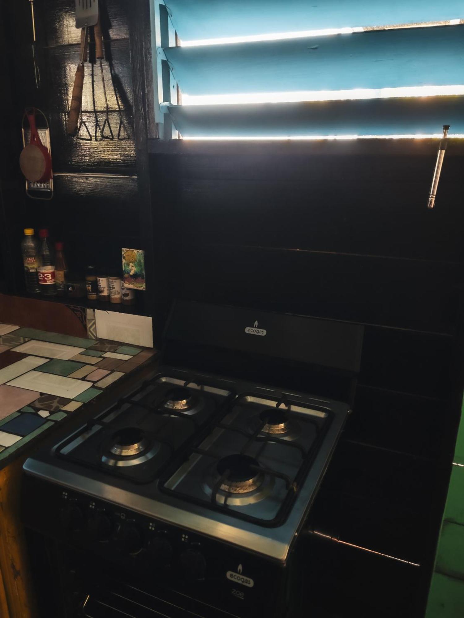 Anda Di Hows Hostel Placencia エクステリア 写真