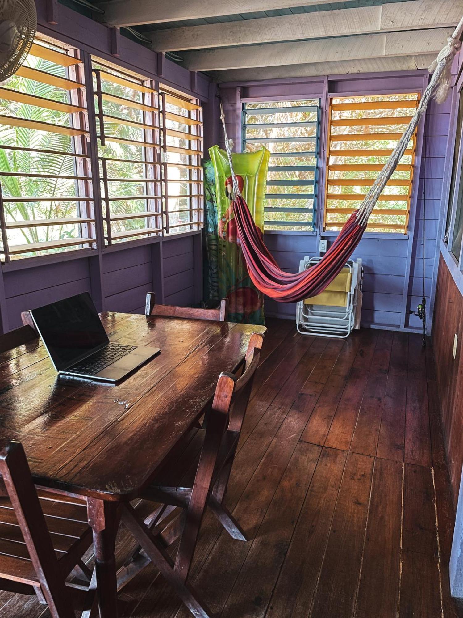 Anda Di Hows Hostel Placencia エクステリア 写真