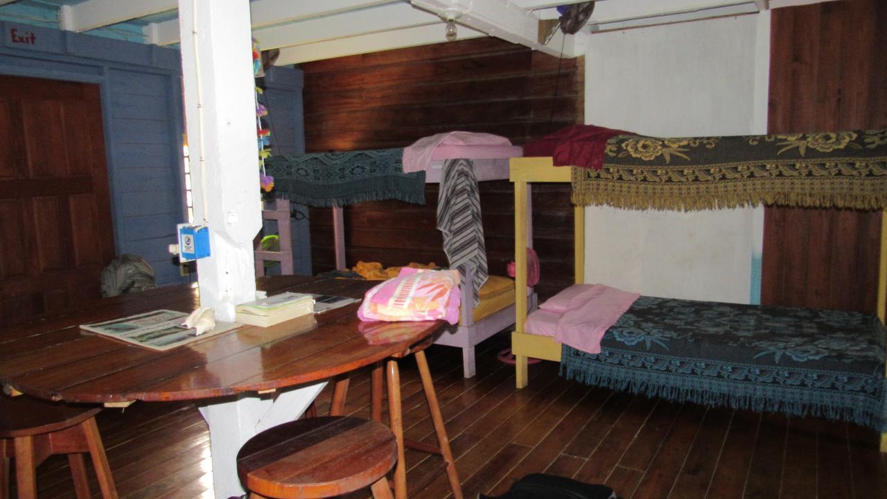 Anda Di Hows Hostel Placencia エクステリア 写真