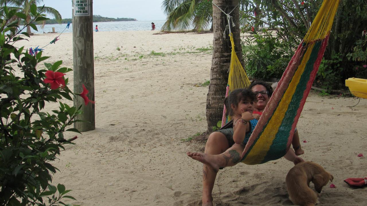 Anda Di Hows Hostel Placencia エクステリア 写真
