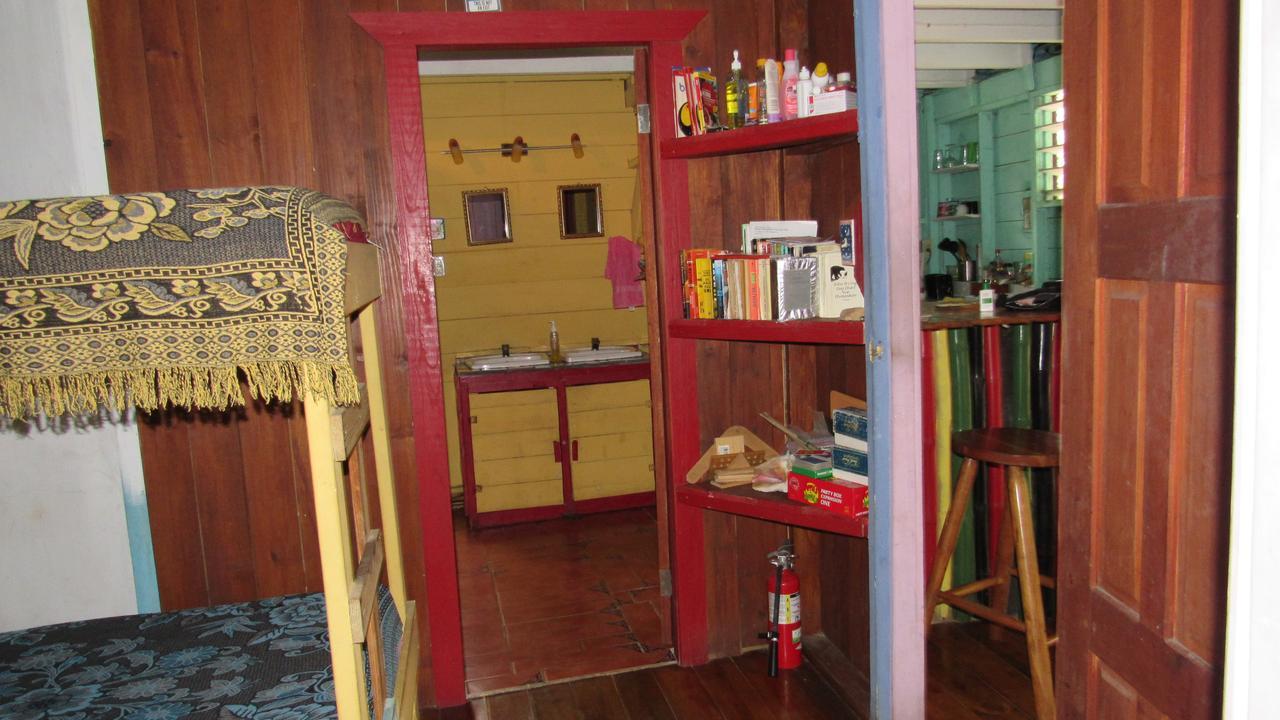 Anda Di Hows Hostel Placencia エクステリア 写真