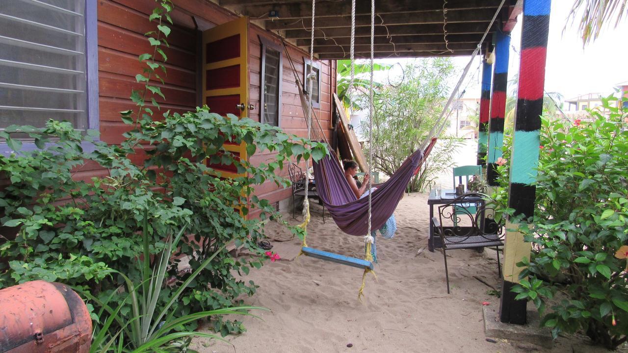 Anda Di Hows Hostel Placencia エクステリア 写真