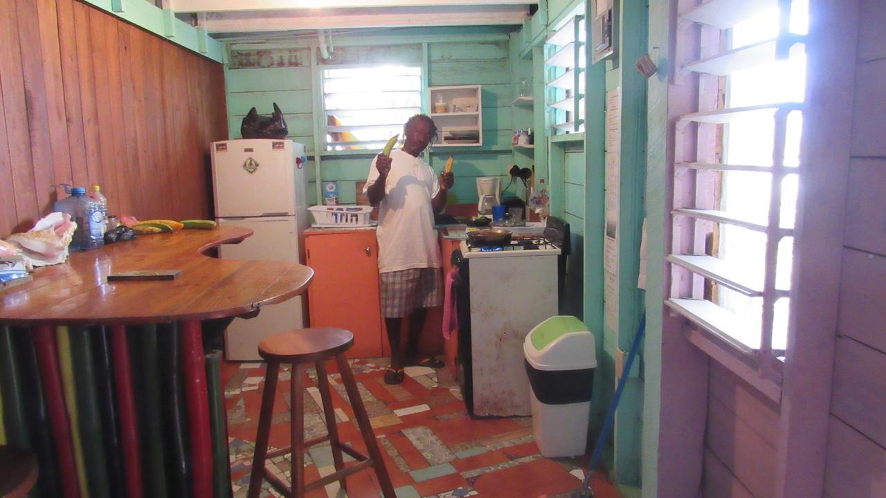 Anda Di Hows Hostel Placencia エクステリア 写真